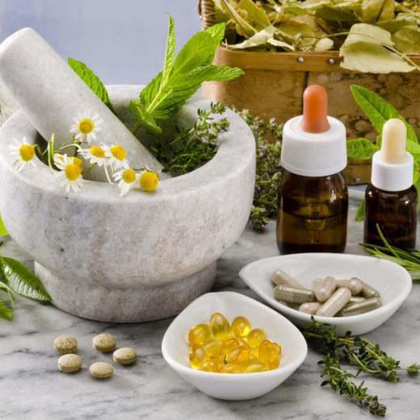 Ayurvedische Kräuterbehandlung mit natürlichen Heilpflanzen im Spa