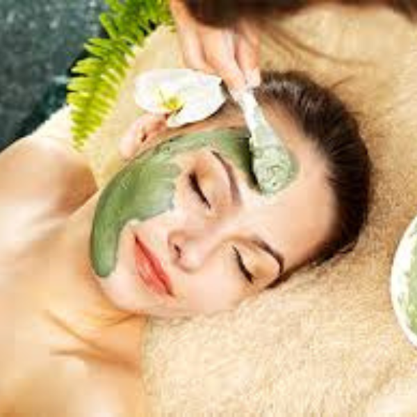 Ayurvedische PM Herbal Gesichtsmaske im Spa für natürliche Hautpflege