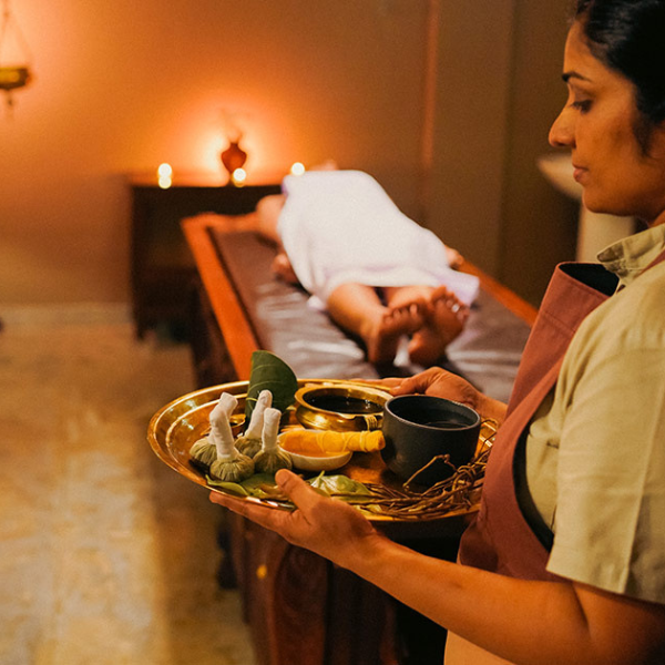 Ayurveda Massage Zürich Kräuterstempel Wellness Behandlung Evergreen