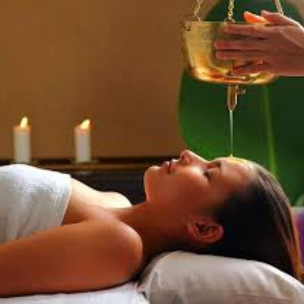Shirodhara Ayurveda Stirnölguss Behandlung zur tiefen Entspannung